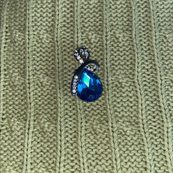 Jewelry - Elegant Blue Silver Tone Teardrop Pendant